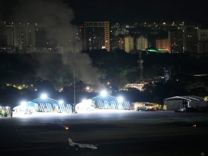 تصاعد الدخان في قاعدة لا كارلوتا الجوية بكاراكاس بعد انفجارات وتحليق طائرات منخفضة في 3 يناير 2026.