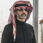 صورة للأمير الوليد بن طلال وشعار نادي الهلال، ترمز لدعمه للنادي في الميركاتو الشتوي.