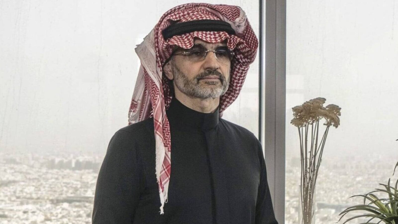 صورة للأمير الوليد بن طلال وشعار نادي الهلال، ترمز لدعمه للنادي في الميركاتو الشتوي.