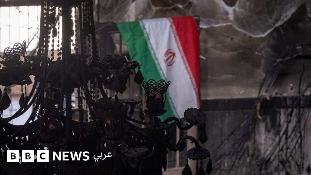 صورة مركبة للرئيس الأمريكي دونالد ترامب يلقي خطاباً في البيت الأبيض وحاملة الطائرات الأمريكية يو إس إس أبراهام لينكولن في البحر، والأمين العام لحزب الله نعيم قاسم يلقي خطاباً في بيروت.