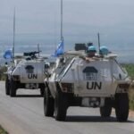 جنود من قوات اليونيفيل يقومون بدورية على طول الخط الأزرق في جنوب لبنان، مع إشارة إلى التوترات الحدودية.