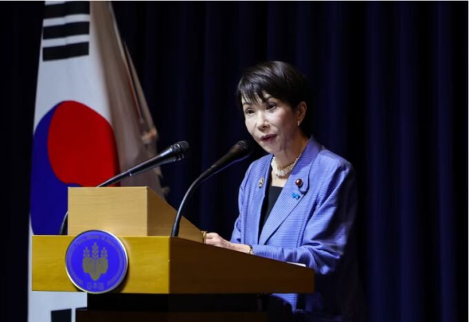 رئيسة وزراء اليابان ساناي تاكايتشي تتحدث في مؤتمر صحفي