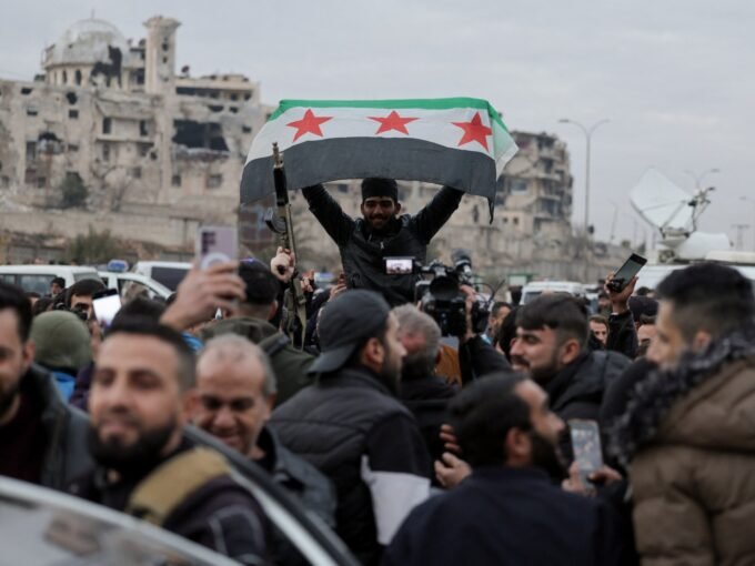 احتفالات في حي الشيخ مقصود بحلب بعد انسحاب المقاتلين