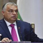 صورة لرئيس الوزراء الهنغاري فيكتور أوربان يتحدث في مؤتمر صحفي