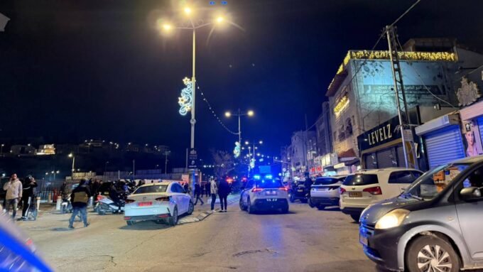 صورة لموقع انفجار متجر في الناصرة مع تواجد فرق الإنقاذ والشرطة