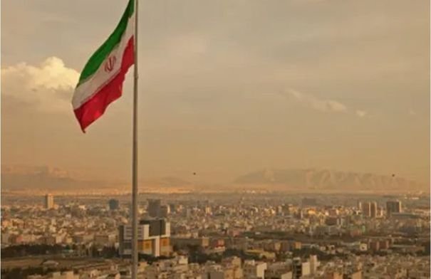 خريطة توضح انقطاع الإنترنت في إيران مع مؤشرات حمراء