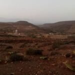 صورة لقرية حاسي الكاح بإقليم كلميم تعاني من انقطاع شبكة الاتصالات، مع إشارة إلى العزلة الرقمية.