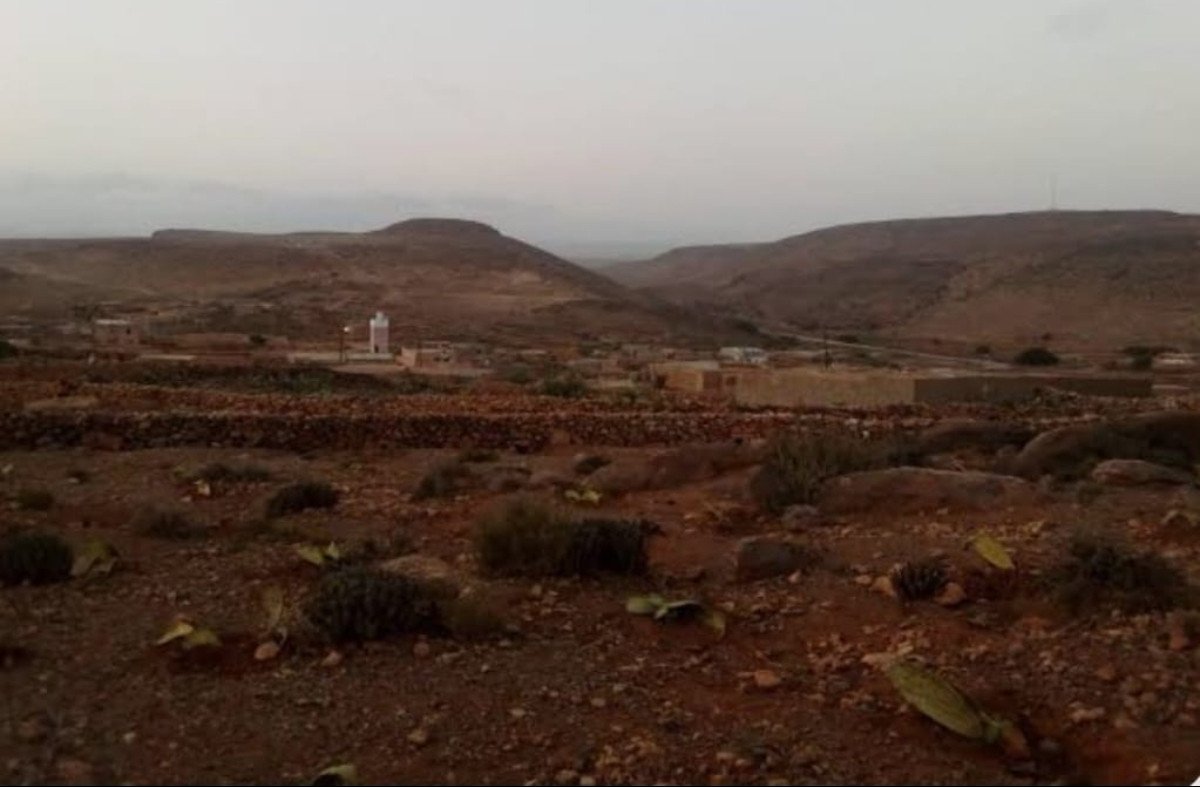 حاسي الكاح: العزلة الرقمية تعود مجدداً وتُعمّق معاناة السكان 3 صورة لقرية حاسي الكاح بإقليم كلميم تعاني من انقطاع شبكة الاتصالات، مع إشارة إلى العزلة الرقمية.