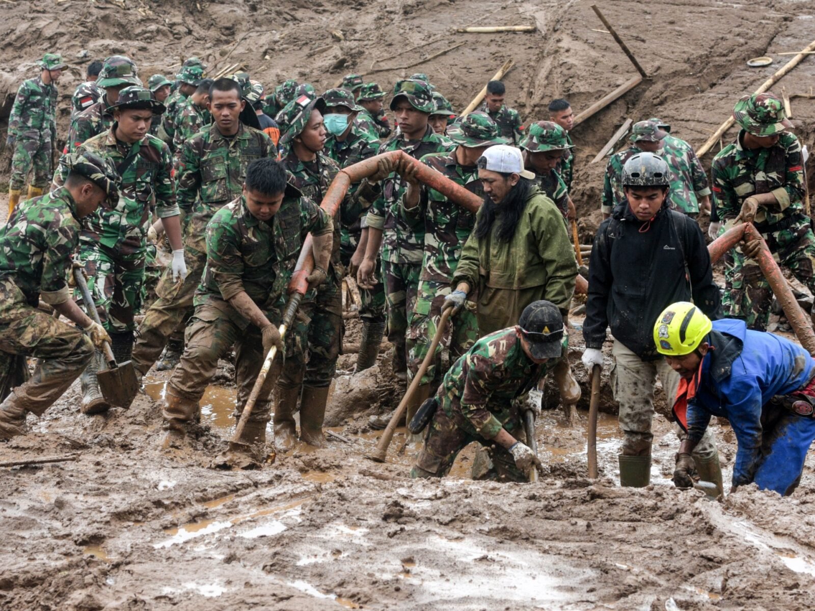 عمال إنقاذ يبحثون عن ضحايا الانهيار الأرضي في قرية باسيرلانغو، جاوا الغربية، إندونيسيا.