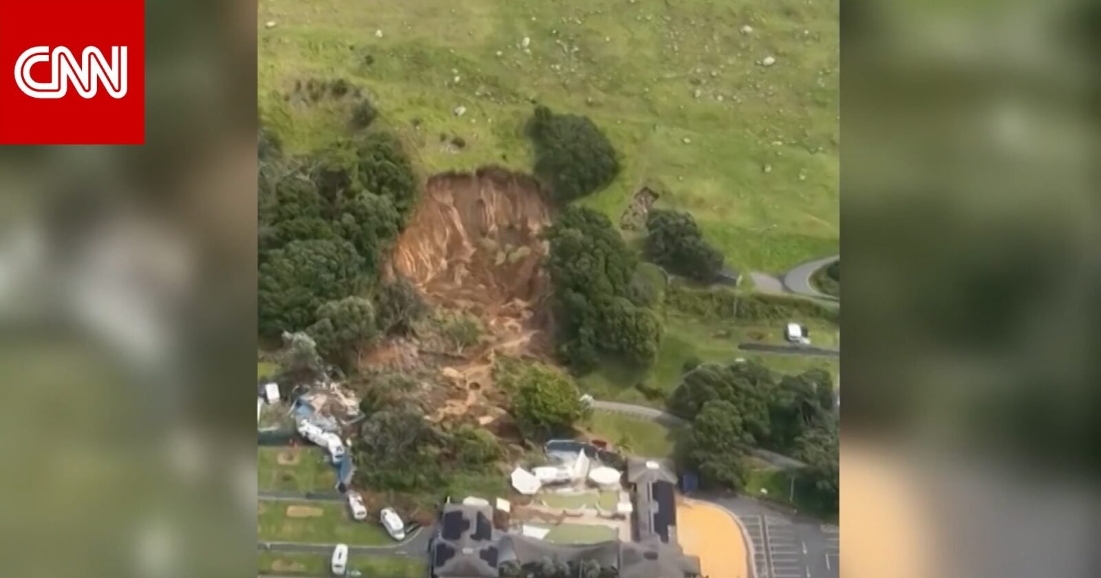 صورة تظهر آثار انهيار أرضي في منطقة جبل مونغانوي بنيوزيلندا مع ركام وأشجار متساقطة.