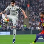 لاعبو برشلونة يحتفلون بلقب كأس السوبر الإسباني بعد الفوز على ريال مدريد