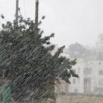 كوادر بلدية السلط تعمل على صيانة شبكات تصريف مياه الأمطار خلال الظروف الجوية