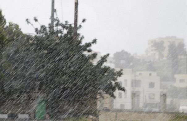 كوادر بلدية السلط تعمل على صيانة شبكات تصريف مياه الأمطار خلال الظروف الجوية