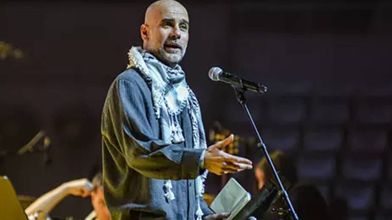 بيب جوارديولا يرتدي الكوفية الفلسطينية على منصة حفل خيري في كتالونيا.