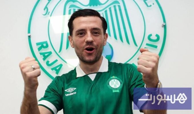 اللاعب بيسار حليمي بقميص الرجاء الرياضي خلال تقديمه الرسمي.