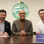 صورة للاعب بيسار حليمي خلال توقيع عقده مع نادي الرجاء الرياضي في الدار البيضاء.