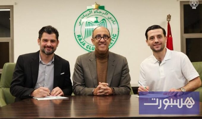 صورة للاعب بيسار حليمي خلال توقيع عقده مع نادي الرجاء الرياضي في الدار البيضاء.