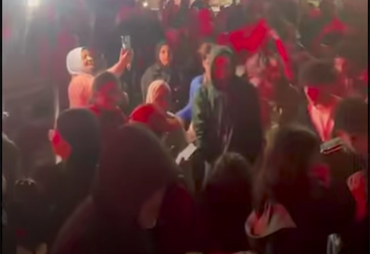 أكادير تحتفي بتأهل المنتخب المغربي التاريخي لنصف نهائي كأس أمم إفريقيا 2025 3 جماهير مغربية تحتفل في شوارع أكادير بتأهل المنتخب لنصف نهائي كأس إفريقيا