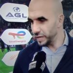 صورة لوليد الركراكي مدرب المنتخب المغربي يحتفل مع لاعبيه بعد الفوز على الكاميرون في كأس أمم إفريقيا