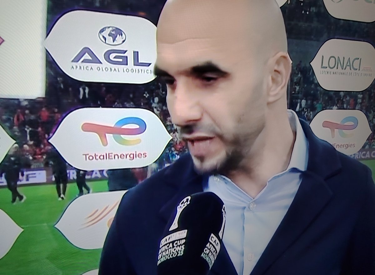 صورة لوليد الركراكي مدرب المنتخب المغربي يحتفل مع لاعبيه بعد الفوز على الكاميرون في كأس أمم إفريقيا