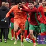 الحارس ياسين بونو يحتفل مع زملائه بعد الفوز على نيجيريا والتأهل لنهائي كأس أمم إفريقيا.