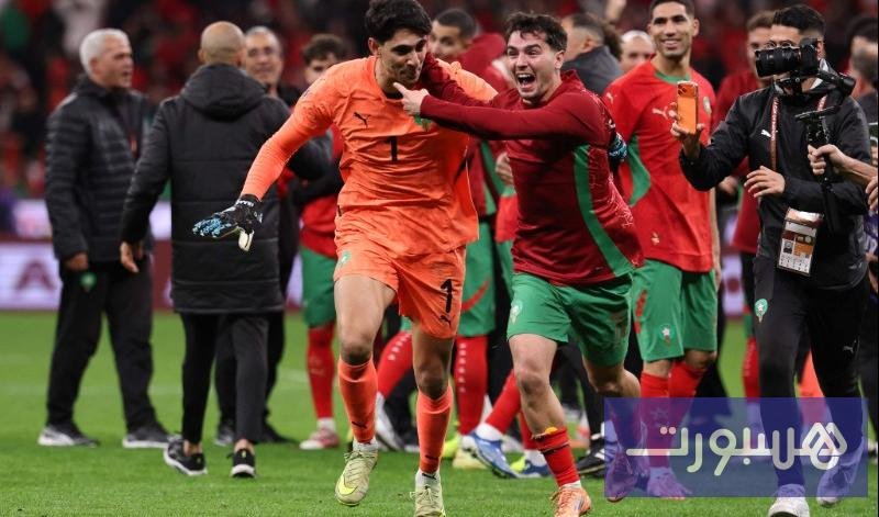 الحارس ياسين بونو يحتفل مع زملائه بعد الفوز على نيجيريا والتأهل لنهائي كأس أمم إفريقيا.