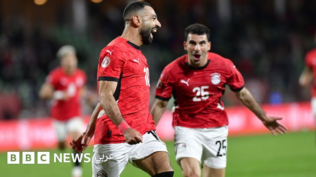 مصر تحسم تأهلها لربع نهائي كأس أمم أفريقيا بعد فوز دراماتيكي على بنين في أغادير 3 لاعبو منتخب مصر يحتفلون بهدف خلال مباراة كأس أمم أفريقيا ضد بنين في أغادير.