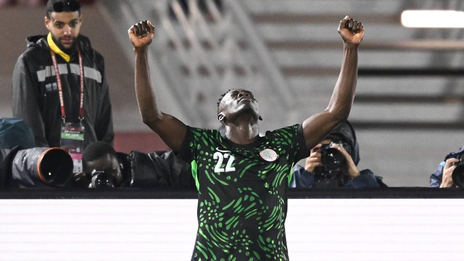 النسور الخضراء تحلق عالياً: نيجيريا تكتسح موزمبيق وتتأهل لربع نهائي الكان بالمغرب 3 احتفال لاعبي منتخب نيجيريا بعد تسجيل هدف في مرمى موزمبيق خلال كأس أمم أفريقيا.