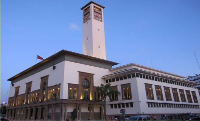 صورة لسياج حديدي مفقود من حديقة أفغانستان بالحي الحسني في الدار البيضاء، يرمز إلى شبهة تبديد ممتلكات عمومية.