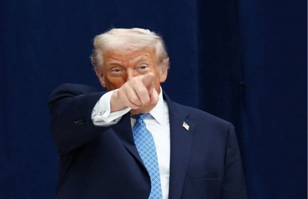 صورة للرئيس الأمريكي السابق دونالد ترامب يتحدث عن الأوضاع في العراق