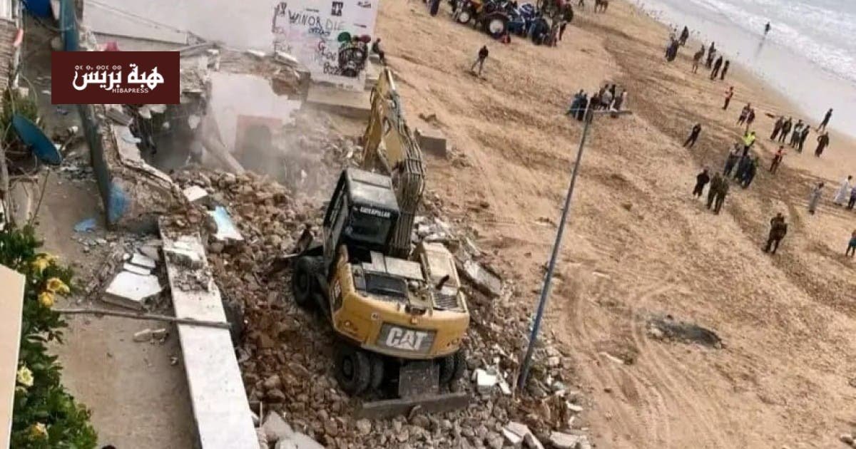 منظر عام لساحل مغربي بعد إزالة البنايات العشوائية، يظهر مساحات مفتوحة وخطط تطوير مستقبلية.