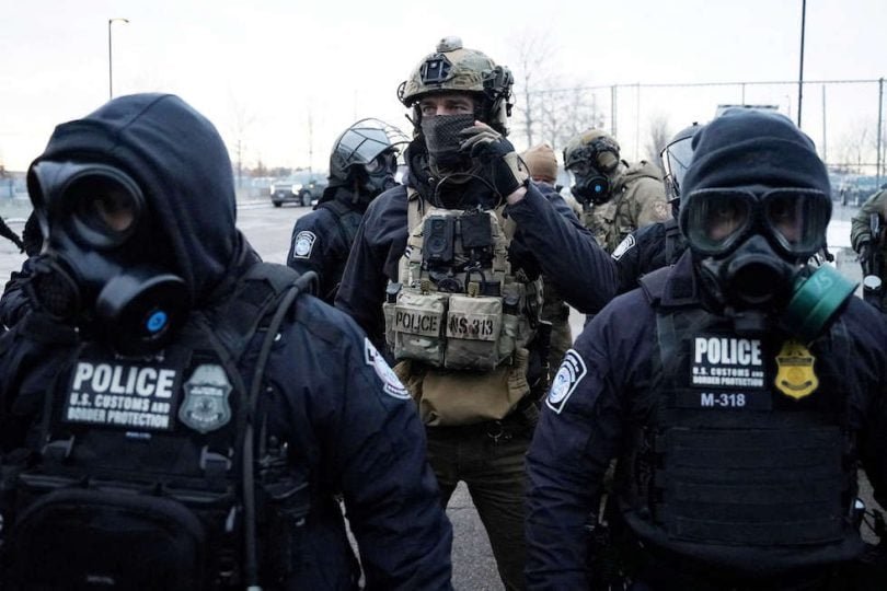 مبنى وزارة العدل الأمريكية مع إشارة إلى ولاية مينيسوتا