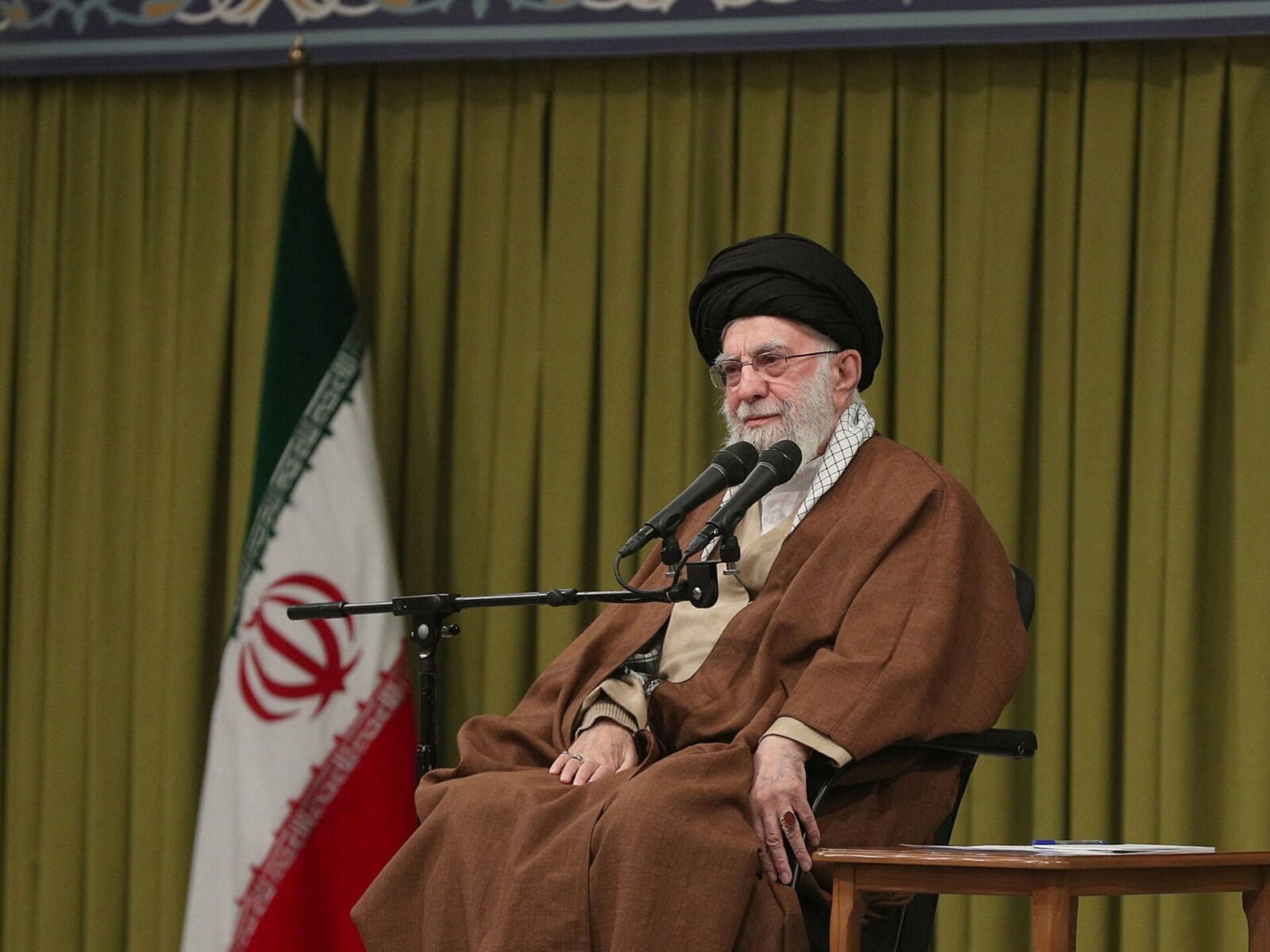 المرشد الأعلى الإيراني آية الله علي خامنئي يتحدث، في سياق التوتر المتصاعد مع الولايات المتحدة.