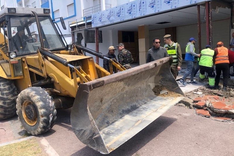 صورة توضيحية للملك العمومي بمدينة مغربية يظهر فيه استغلال غير منظم لأغراض تجارية.