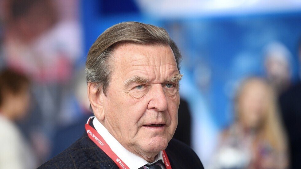 صورة للمستشار الألماني الأسبق غيرهارد شرودر يتحدث عن مستقبل الاتحاد الأوروبي