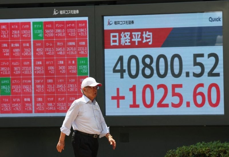 رجل يراقب شاشة عرض أسعار الأسهم لمؤشر نيكي خارج شركة وساطة في طوكيو، اليابان، بتاريخ 23 يوليو 2025.