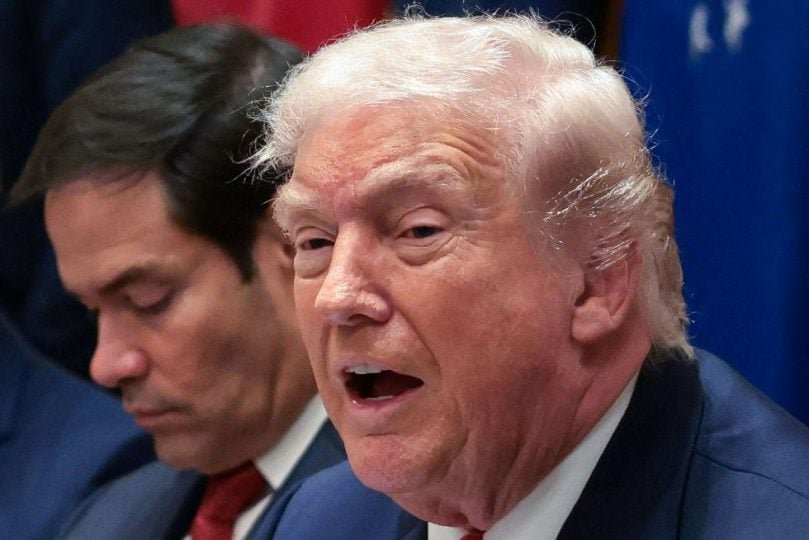 ترامب يتوقع نزع سلاح حماس: تحليل لتصريح يثير الجدل حول مستقبل غزة 3 صورة للرئيس الأمريكي السابق دونالد ترامب يتحدث في مؤتمر صحفي.