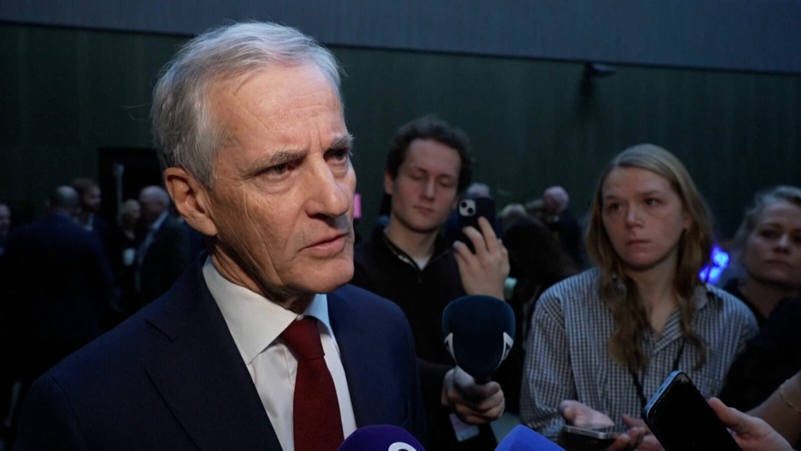 صورة لرئيس وزراء النرويج يوناس غار ستوره والرئيس الأمريكي السابق دونالد ترامب