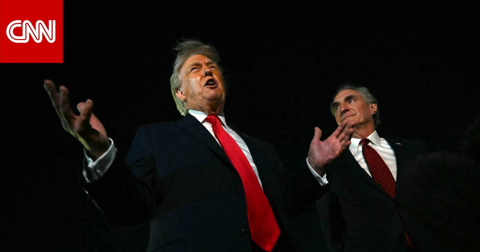 الرئيس الأمريكي السابق دونالد ترامب يتحدث للصحفيين