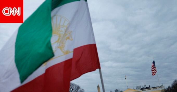 صورة توضيحية لعملية ترحيل إيرانيين من الولايات المتحدة، مع إشارة إلى التوترات السياسية وحقوق الإنسان.