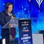 صورة للوزيرة أمل الفلاح السغروشني تتحدث عن إنجازات وآفاق قطاع ترحيل الخدمات في المغرب.