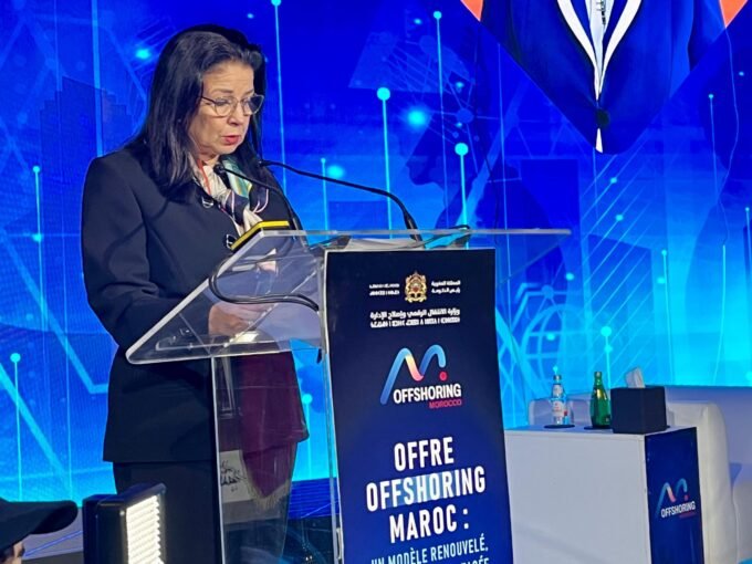 صورة للوزيرة أمل الفلاح السغروشني تتحدث عن إنجازات وآفاق قطاع ترحيل الخدمات في المغرب.