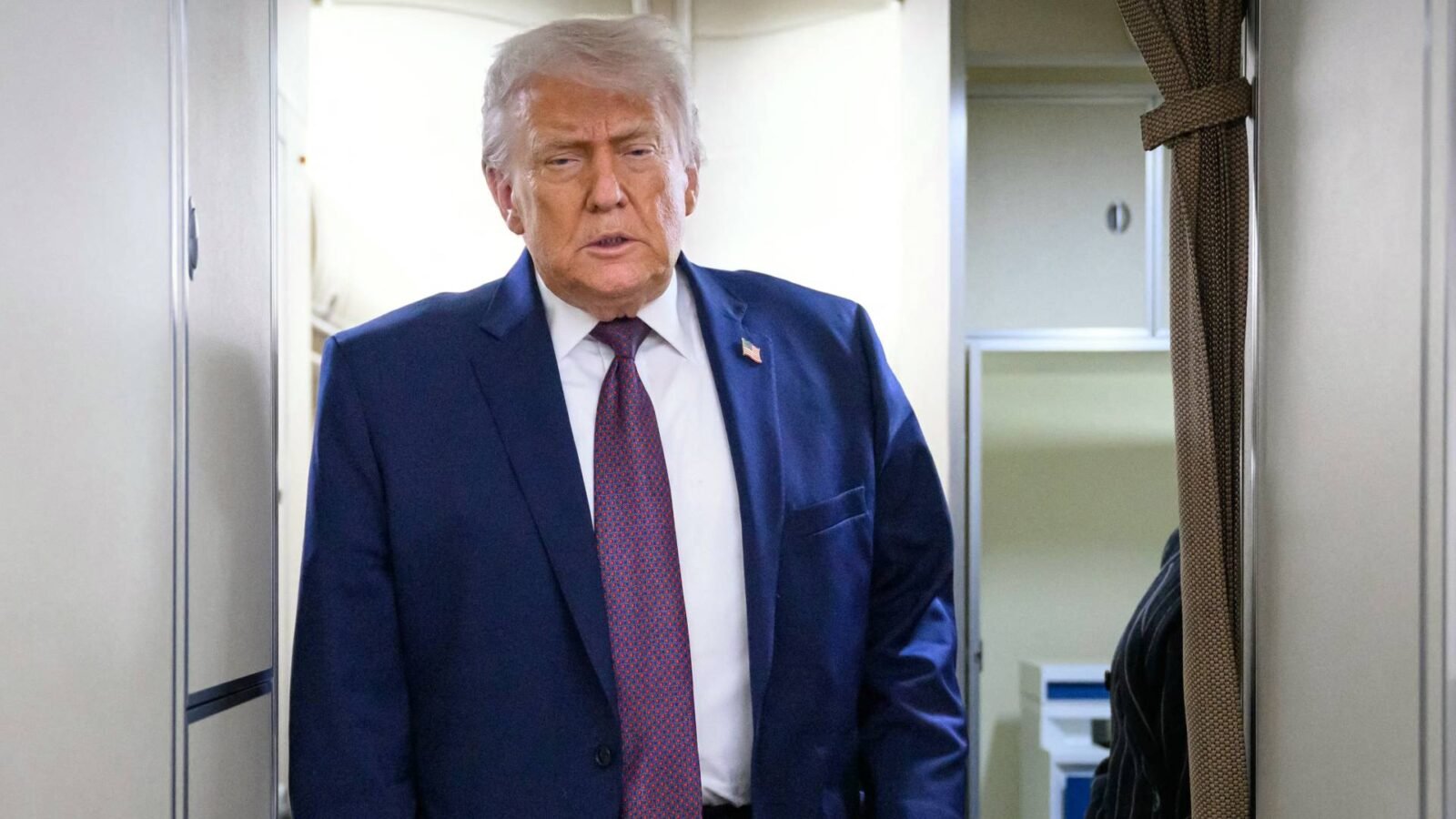 الرئيس الأمريكي السابق دونالد ترمب يتحدث عن دور حماس في ملف المحتجزين وضرورة نزع سلاحها.