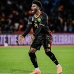 كارلوس باليبا لاعب المنتخب الكاميروني يتحدث لوسائل الإعلام