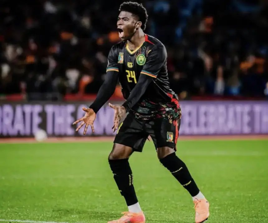 كارلوس باليبا لاعب المنتخب الكاميروني يتحدث لوسائل الإعلام