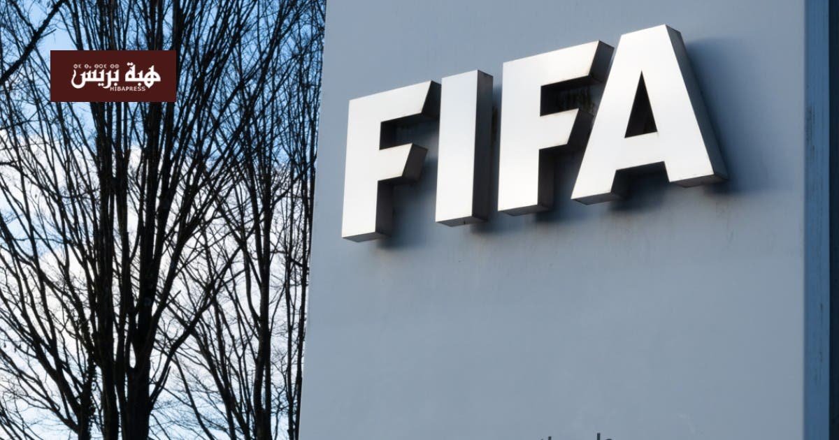 مسؤولون من الفيفا يقدمون عرضًا حول برنامج FIFA Forward لتطوير كرة القدم الإفريقية في مركب محمد السادس بسلا.