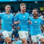 لاعبو مانشستر سيتي وسندرلاند يتنافسون على الكرة خلال مباراة في الدوري الإنجليزي الممتاز.