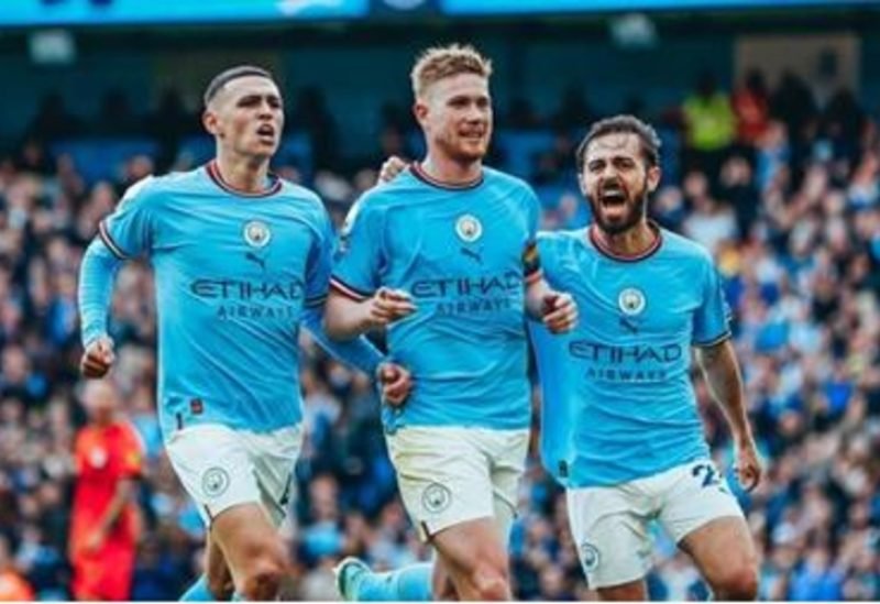 لاعبو مانشستر سيتي وسندرلاند يتنافسون على الكرة خلال مباراة في الدوري الإنجليزي الممتاز.