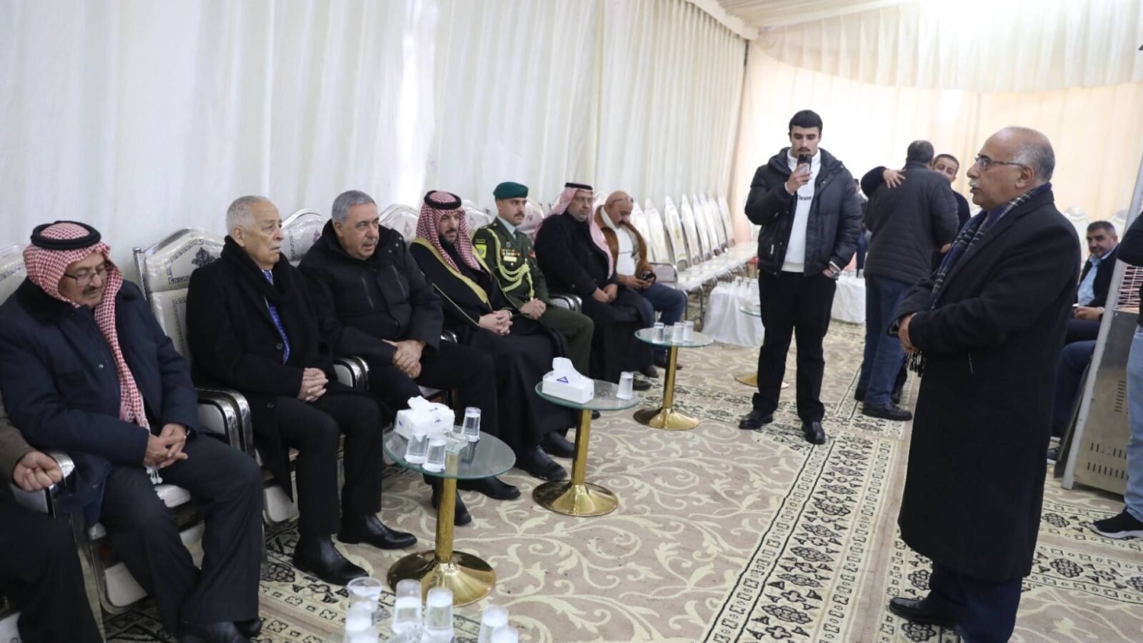 يوسف العيسوي رئيس الديوان الملكي الهاشمي يقدم واجب العزاء