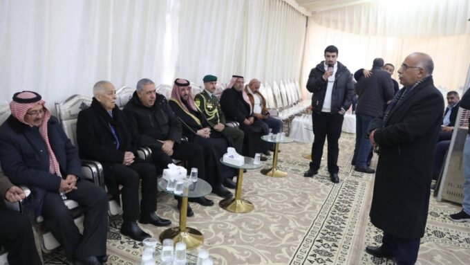 يوسف العيسوي رئيس الديوان الملكي الهاشمي يقدم واجب العزاء